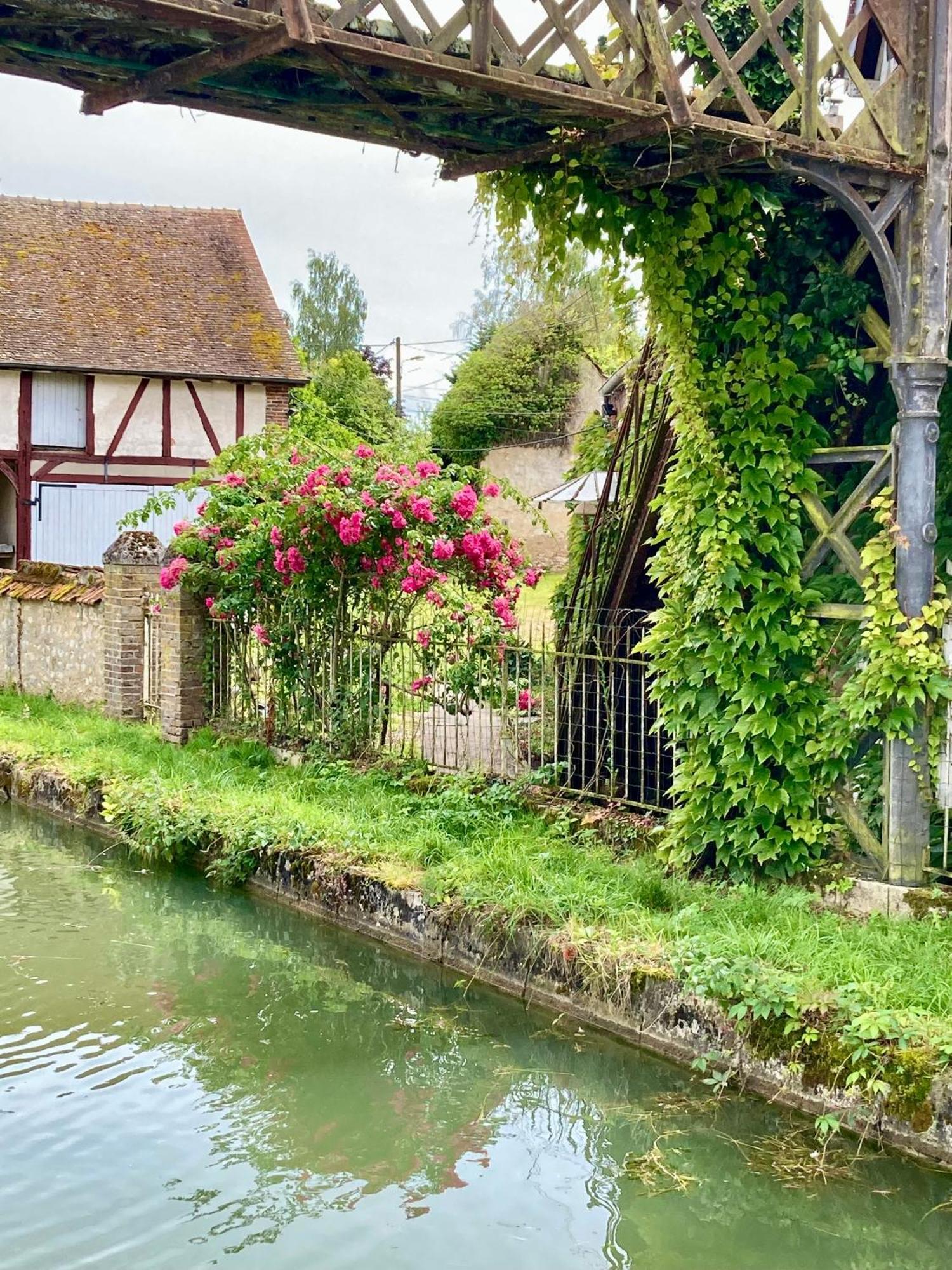 La maison Virginie logements de 1 à 5 pers centre, climatisation, parking, linge, wifi, proximité lac canal piscine Montargis Exterior foto
